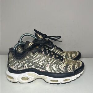 Nike Women's Sneakers in Black and Cream